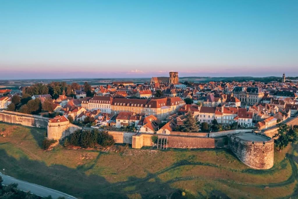 Appartement Au Centre-Ville Avec Cour Langres Kültér fotó